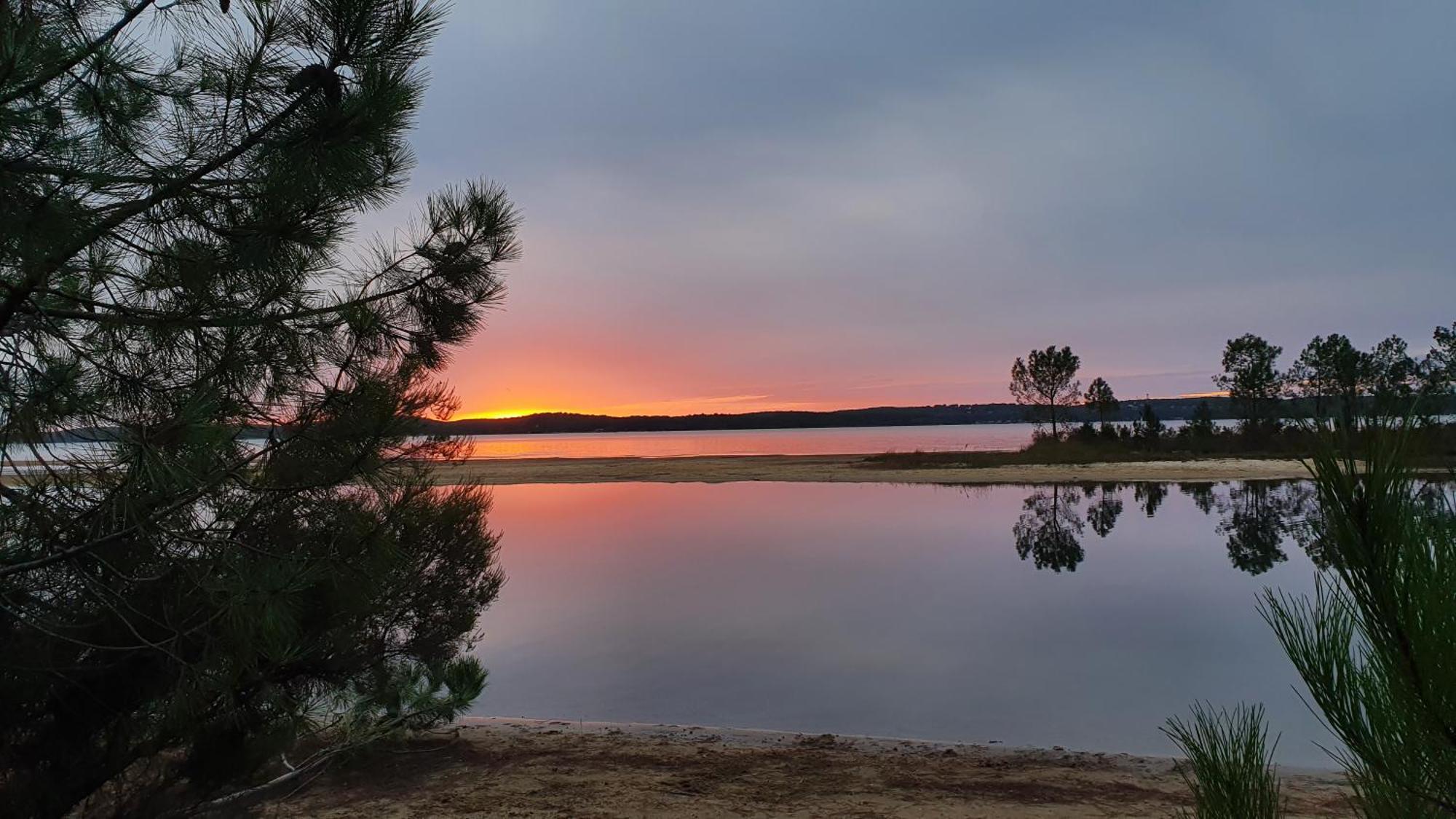 Au Bord Du Lac Et Sous Les Pins Villa Лаканау Екстериор снимка